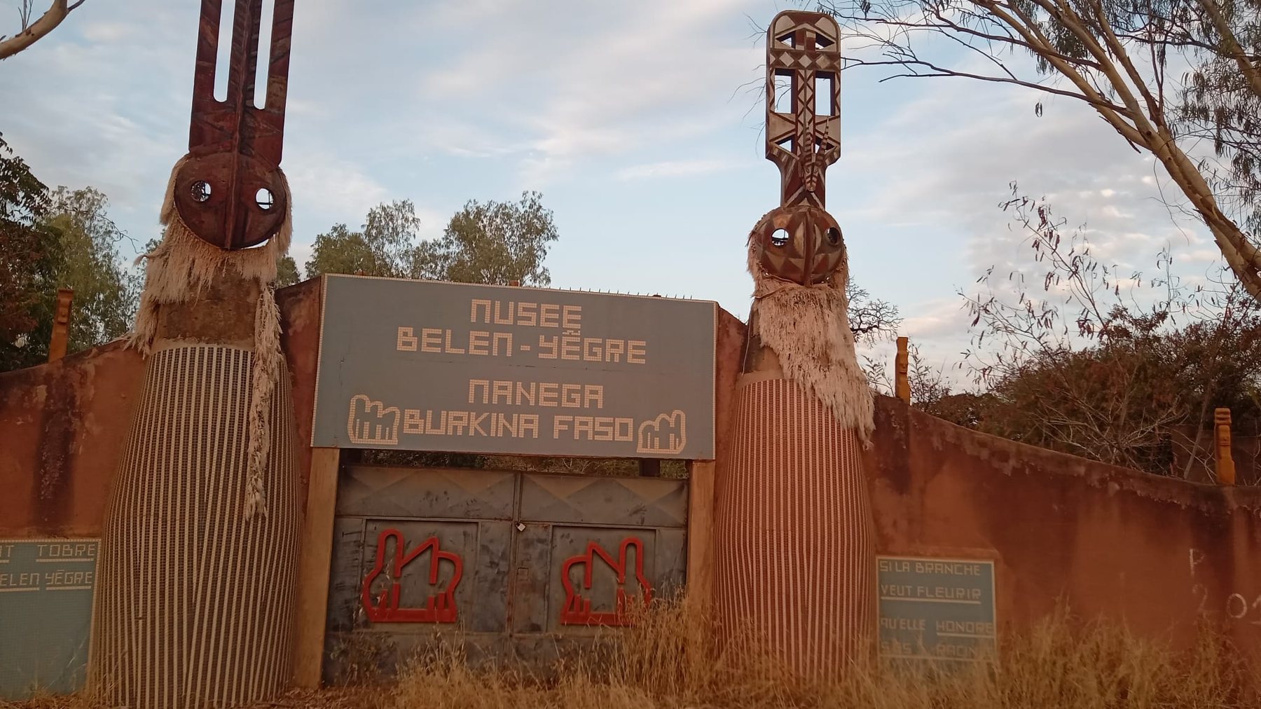 Entrance to the Musée Bèlèn-Yêgrê cultural site